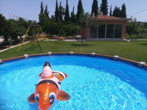 Marathon Beachside Villa 100m from the beach